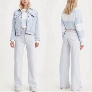 Levi’s Light Wash Ribcage Wide Leg Jeans 29